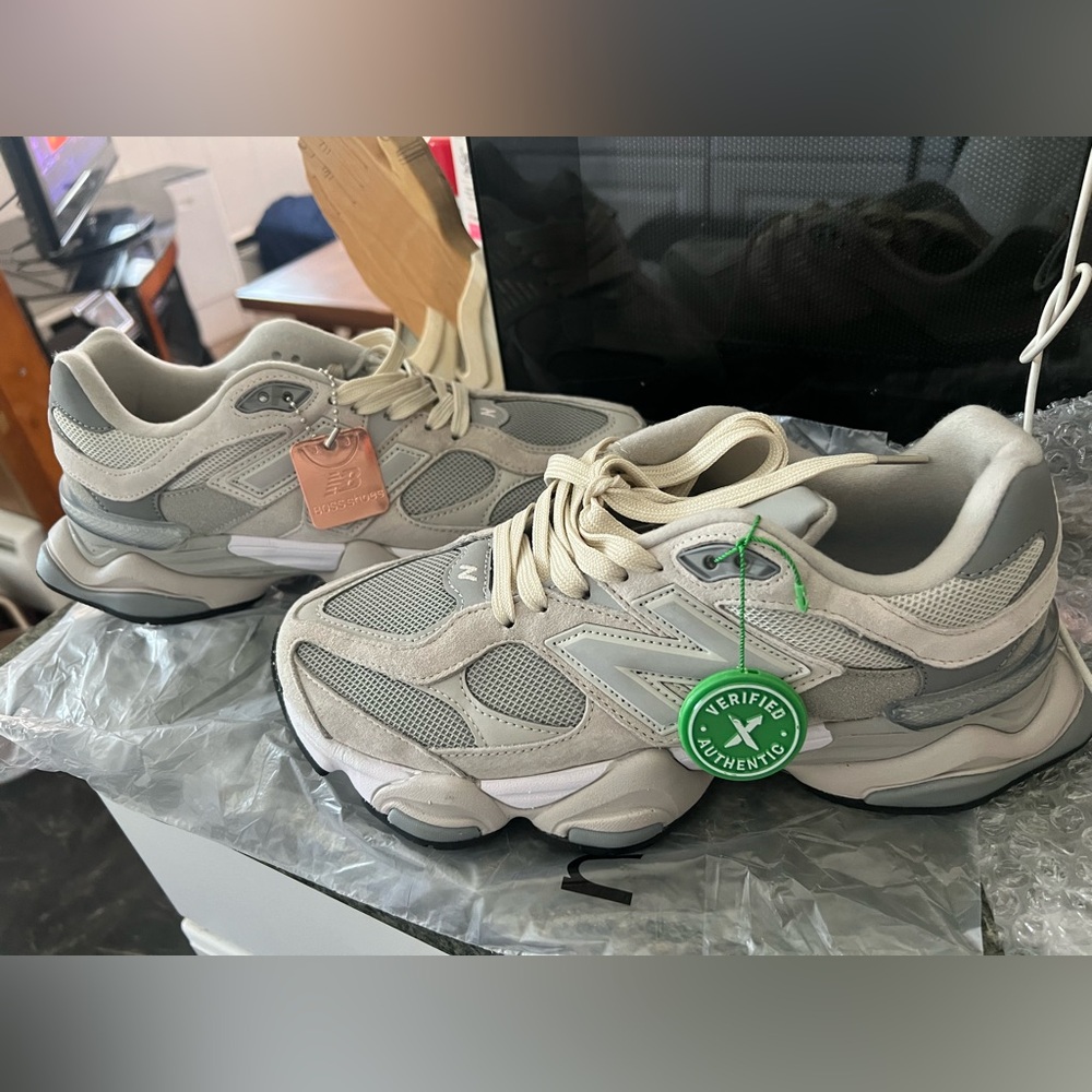 Men’s New Balance 9060 Stylish Gray and Cream